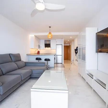 Apartment Adnania Seaviews & Pool