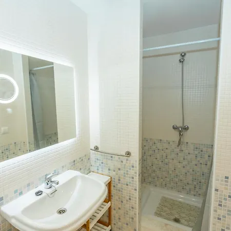 Adnania Seaviews & Pool Apartment